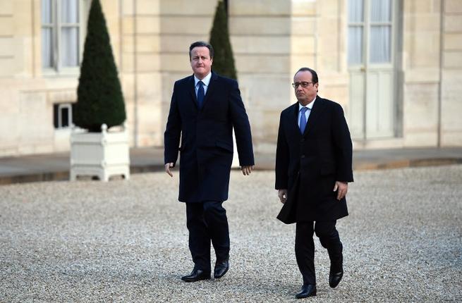 French President Francois Hollande arrives with British Prime Minister David Cameron to hold talks at the Elysee presidential palace in Paris