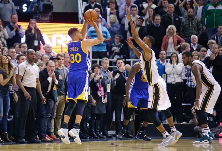 Warriors rout Suns, improve to 17-0