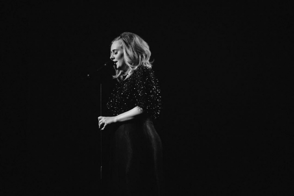 Adele Sells 3.38 Million Copies of '25&#039 in First Week