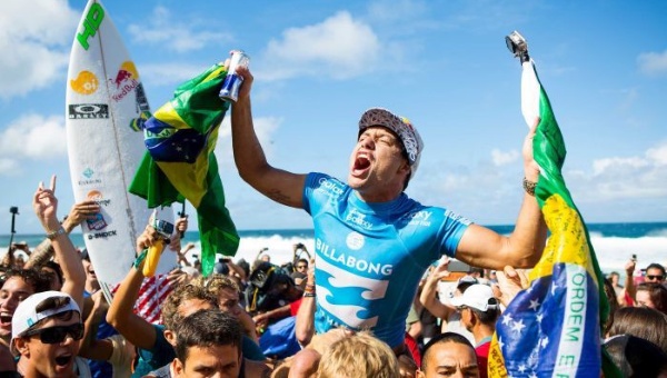 Adriano de Souza celebrates with fans after his Pipe Masters