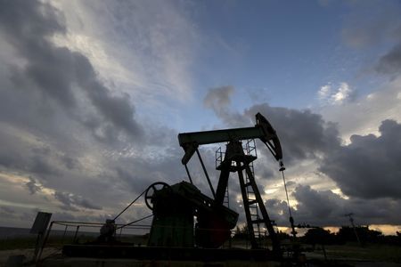 UK-GLOBAL-OIL:U.S. crude oil prices hover just above $40 on stockpile rise