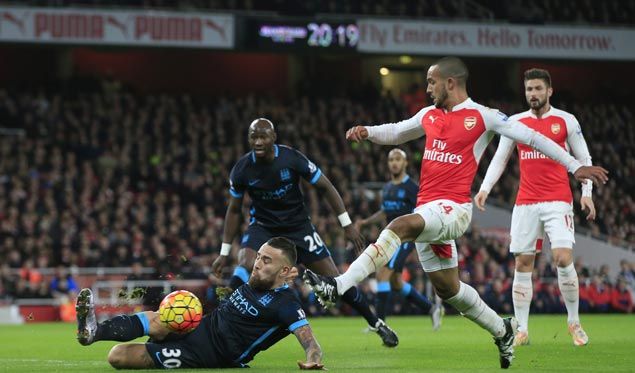 Walcott Giroud score as Arsenal boosts Premier League title hopes and dents Man City’s bid