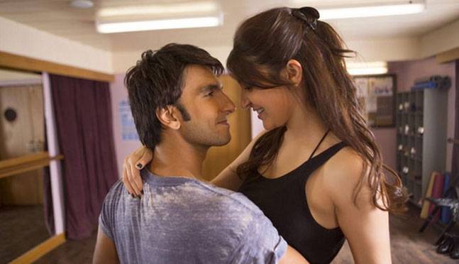 Ranveer and Anushka in a still from Dil Dhadakne Do