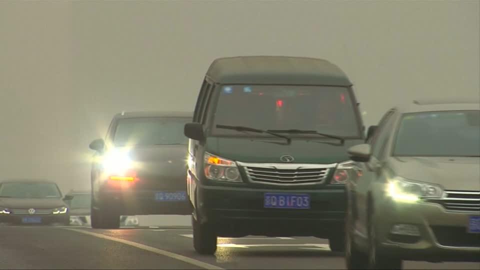 Beijing Suspends Schools, Restricts Cars on Pollution Red Alert