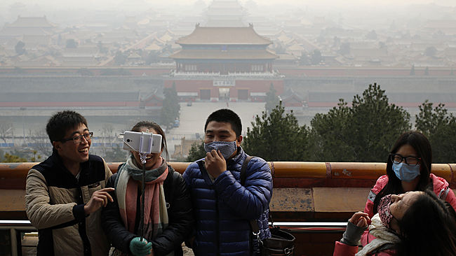 Beijing issues first pollution red alert