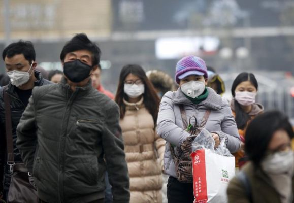 People wearing masks to protect themselves from pollutants