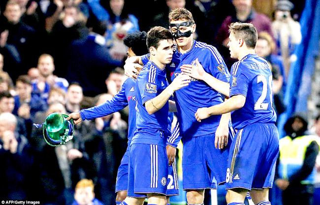 Chelsea return to winning ways    
                       
        Oscar is congratulated by team-mate Nemanja Matic during their EPL match against Sunderland on Saturday