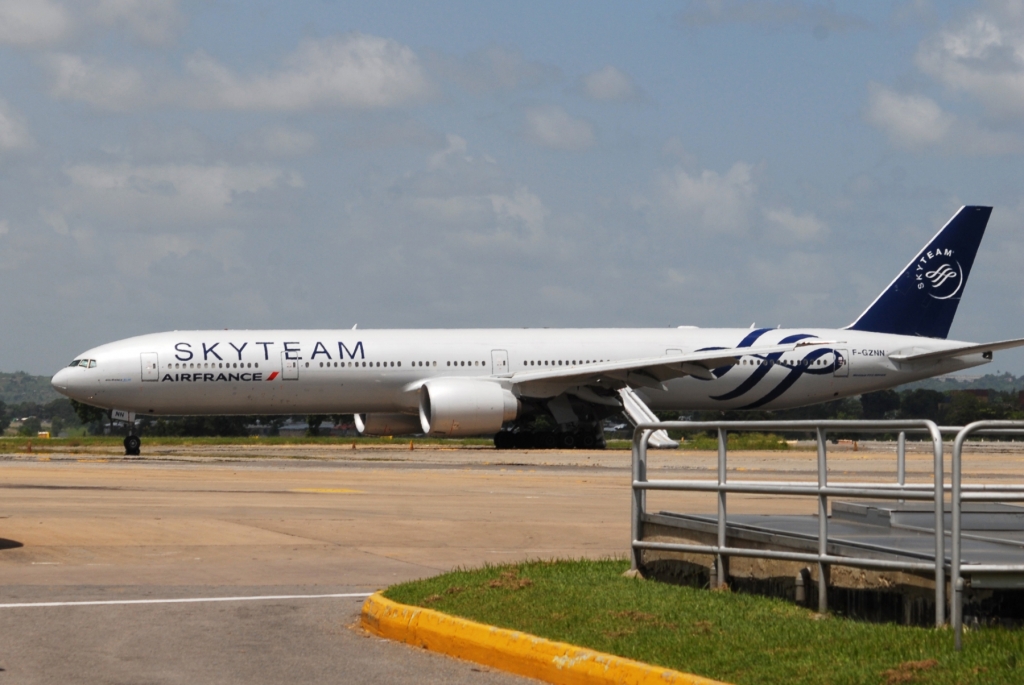 Air France passengers arrive in Paris after Kenya bomb scare