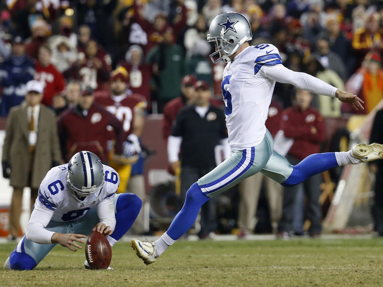 Dan Bailey kicks the game-winning field goal for the Cowboys