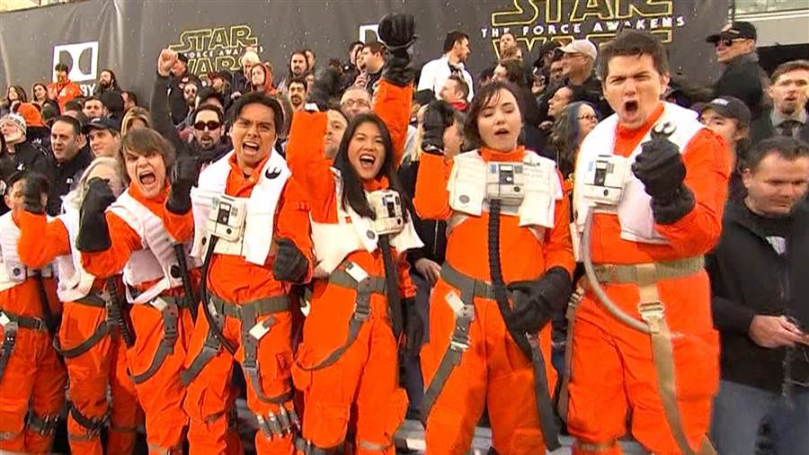 Crowds out in force at 'Star Wars The Force Awakens&#x27 Hollywood premiere		Play Video