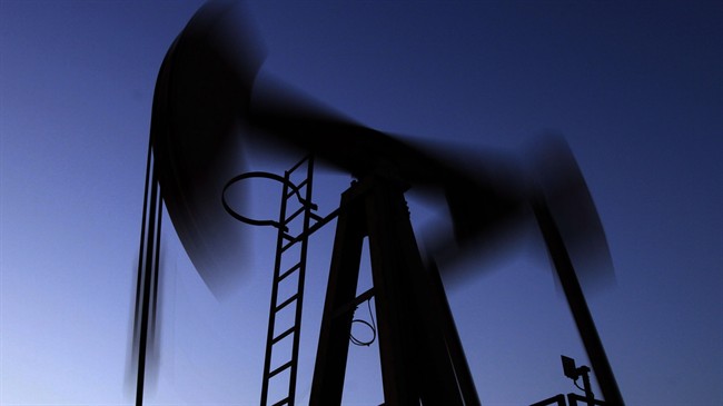 US crude oil holds near 2009 lows as global glut persists