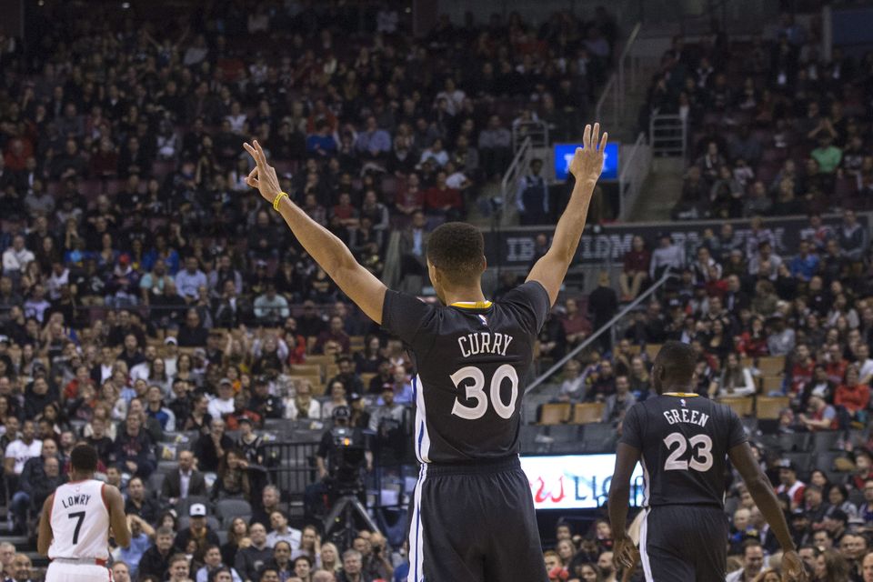 Curry scores 44 as perfect Warriors beat Raptors 112-109