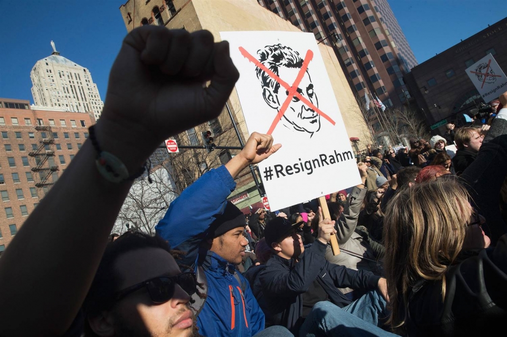 Image Demonstrators block downtown access to freeways in Chicago