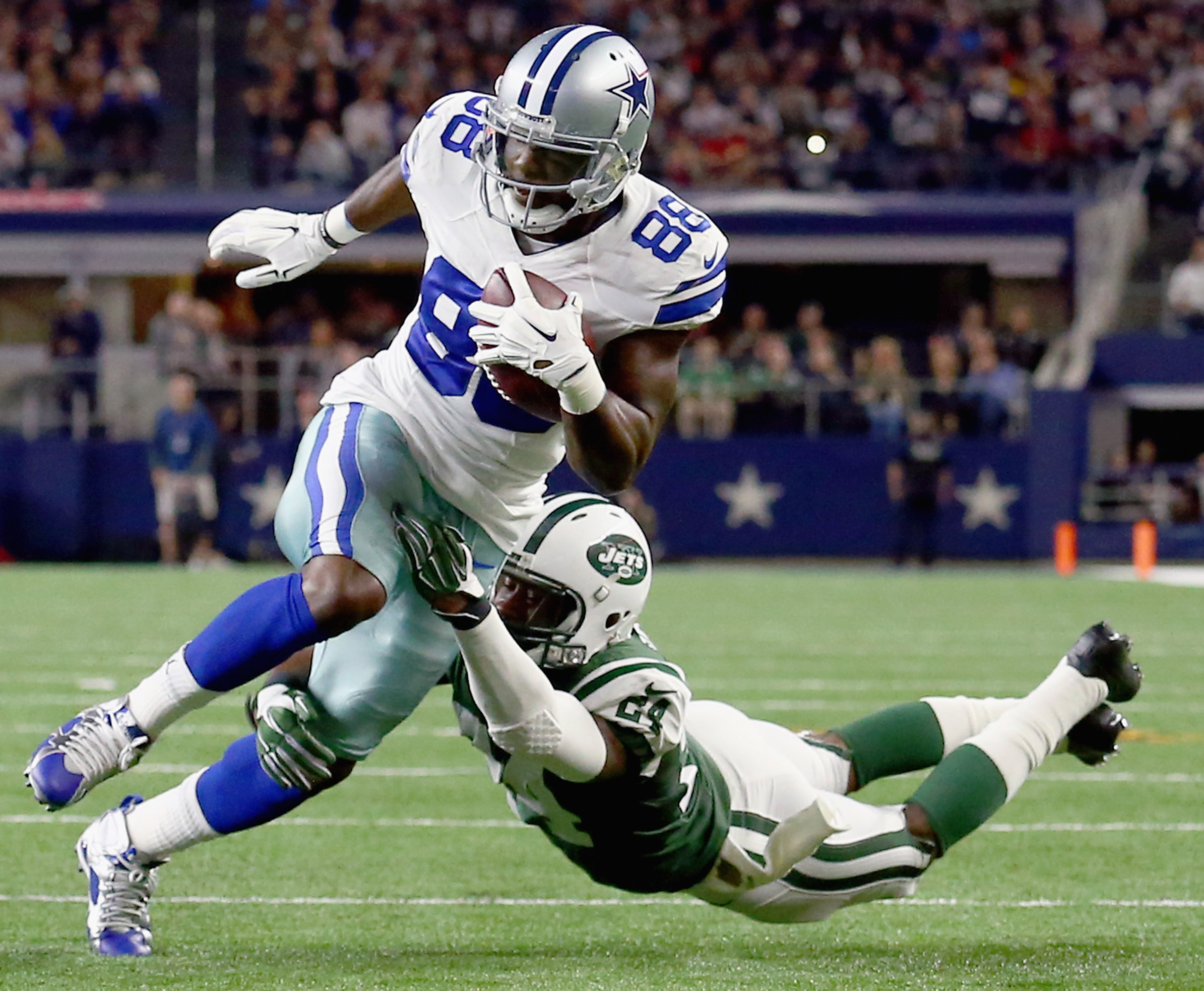 Dez Bryant shakes off a Darrelle Revis