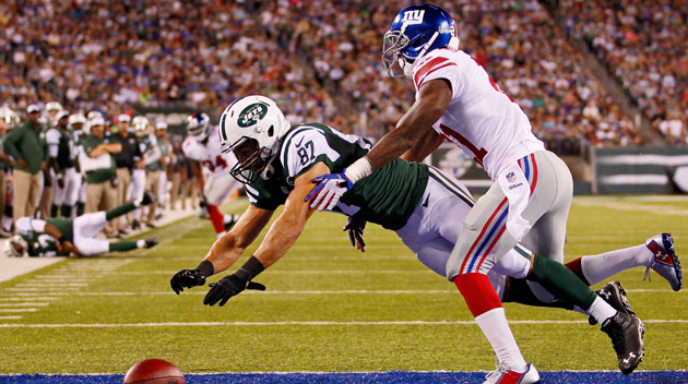 Dominique Rodgers Cromartie #21 of the New York Giants defends a pass intended for Eric Decker #87 of the New York Jets