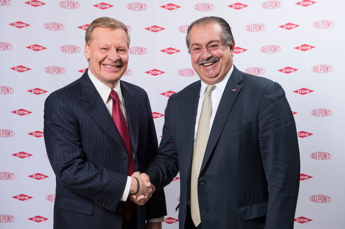 DuPont's Edward Breen and Dow's Andrew Liveris new leaders of DowDuPont shake hands