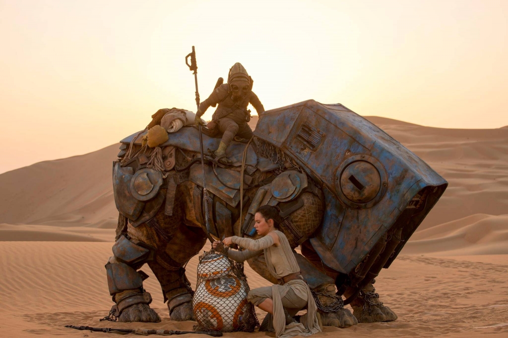 'Star Wars: The Force Awakens' thrills fans, sets records