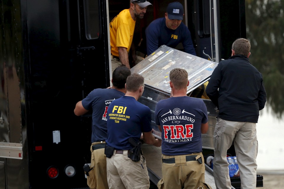 FBI agents pack up diving gear used while trying to recover electronic evidence in the San Bernardino shooting from a lake.         
                     Patrick Fallon  Reuters