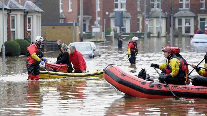 Fire and Rescue teams continue their work to bring people out of flooded homes in Carlisle.      
        
            
    
               S