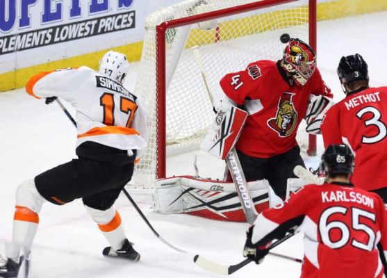 Philadelphia Flyers Wayne Simmonds scores over the