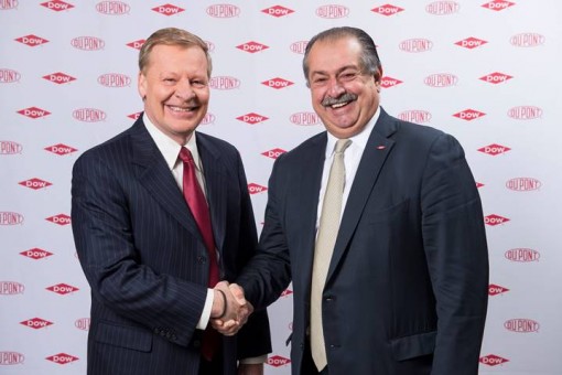 From left Edward Breen chairman and CEO of Du Pont and Andrew Liveris president chairman and CEO of Dow