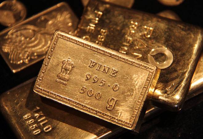 Gold holds losses as dollar rallies on Fed rate hike view