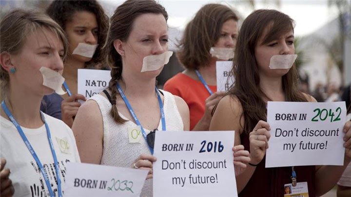 French negotiators furiously work the backrooms to secure a climate deal