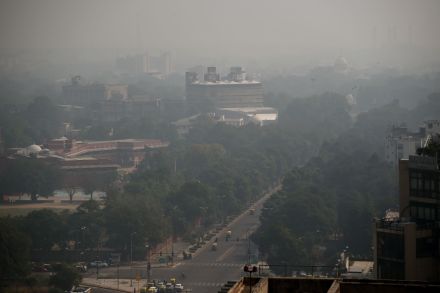 Delhi to restrict vehicles on roads to beat pollution