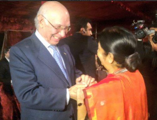 External Affairs Minister Sushma Swaraj with Pakistan's Foreign Affairs Adviser Sartaj Aziz at a dinner for HoA delegates in Islamabad Pakistan on Tuesday.- PTI