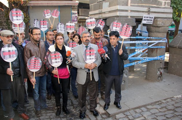 Tahir Elci speaks in Diyarbakir shortly before he was shot dead on Saturday