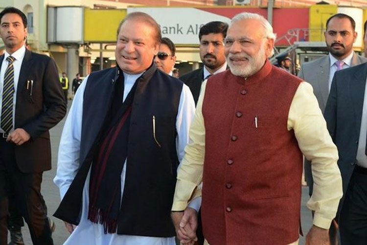 In surprise visit, Indian PM Modi briefly stops in Pakistan