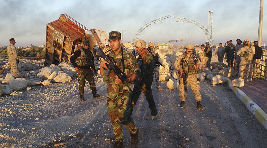 Iraqi security forces gather to advance towards the centre of Ramadi city