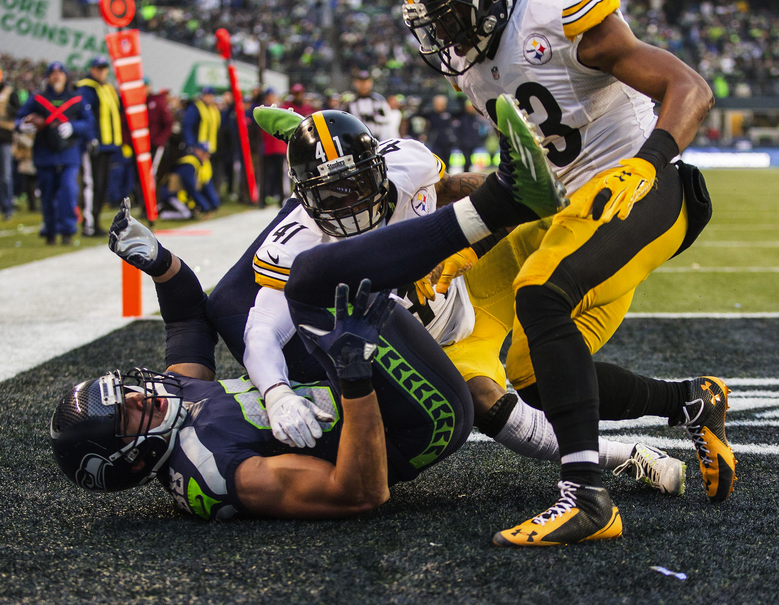 Jimmy Graham comes down in the end zone after injuring his right leg with a season-ending injury