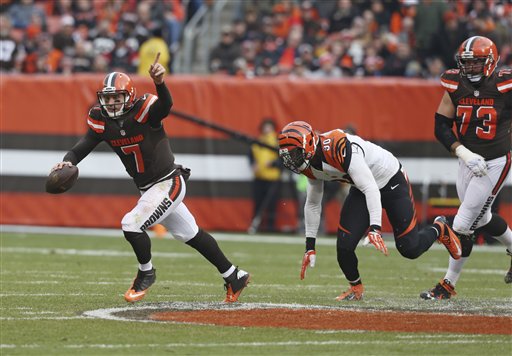 Cleveland Browns quarterback Austin Davis scrambles in the first half of an NFL football game against the Cincinnati Bengals Sunday in Cleveland