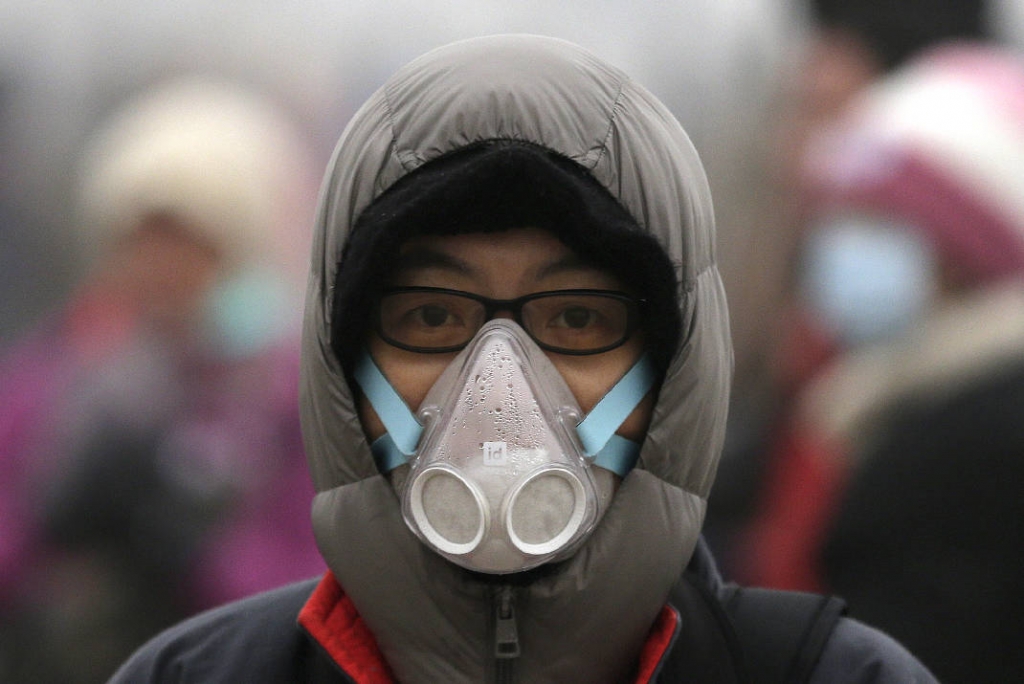 Beijing issues first pollution red alert