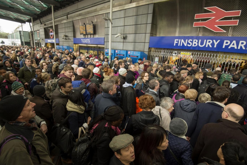 Malls extend hours to accommodate last-minute shoppers