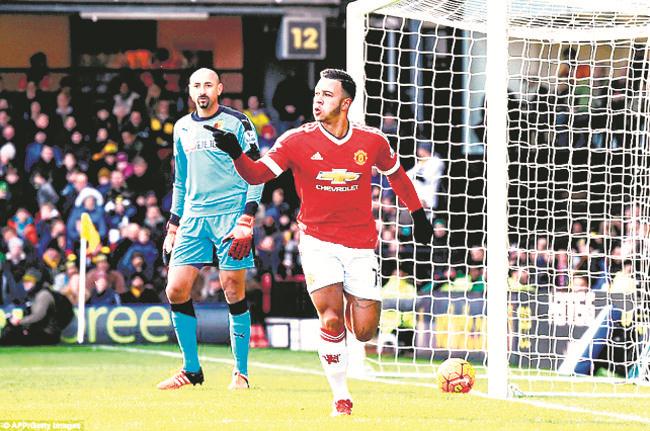 Man United earn dramatic win    
                       
        Memphis Depay wheels away to celebrate his goal after shrugging off his marker to score his second PL goal