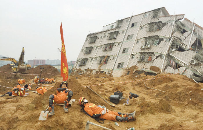 Chinese police raid offices of firm in dump site disaster