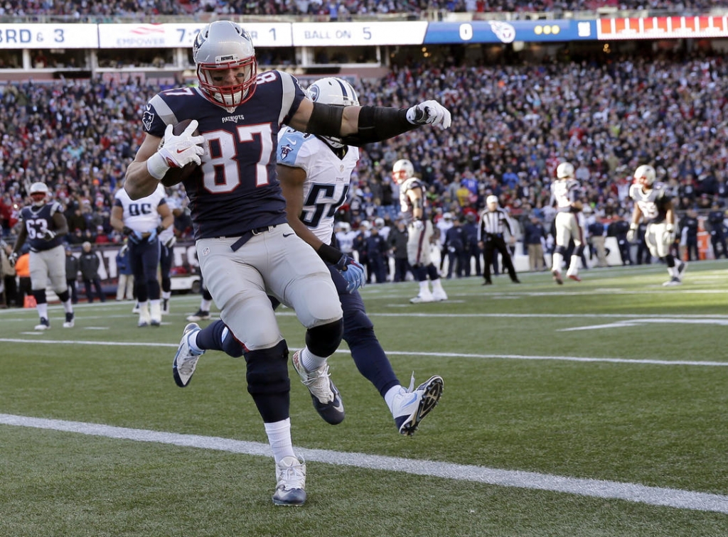 Patriots improve to 12-2 with easy win over Titans