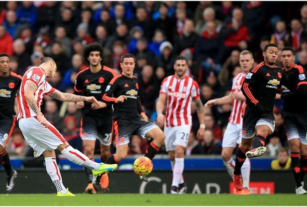 Marko Arnautovic fires home Stoke's second against United