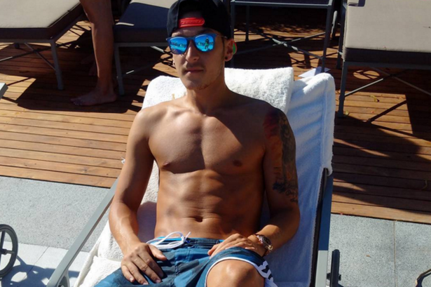 MesutOzilInstagram

Beach break Mesut Ozil enjoys a pre Christmas holiday