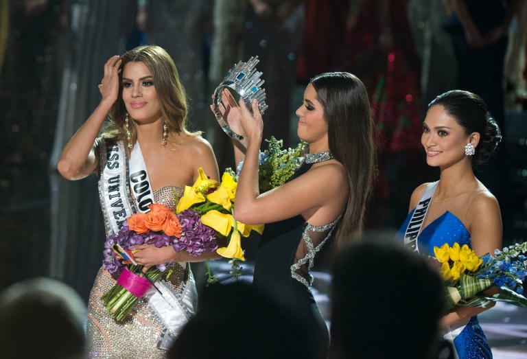 AFP  Valerie Macon The Miss Universe crown is removed from Miss Colombia Ariadna Gutierrez by 2014 winner Paulina Vega after the pageant's host misread the cue card stating Miss Philippines Pia Alonzo Wurtzbach as the winner on December 2