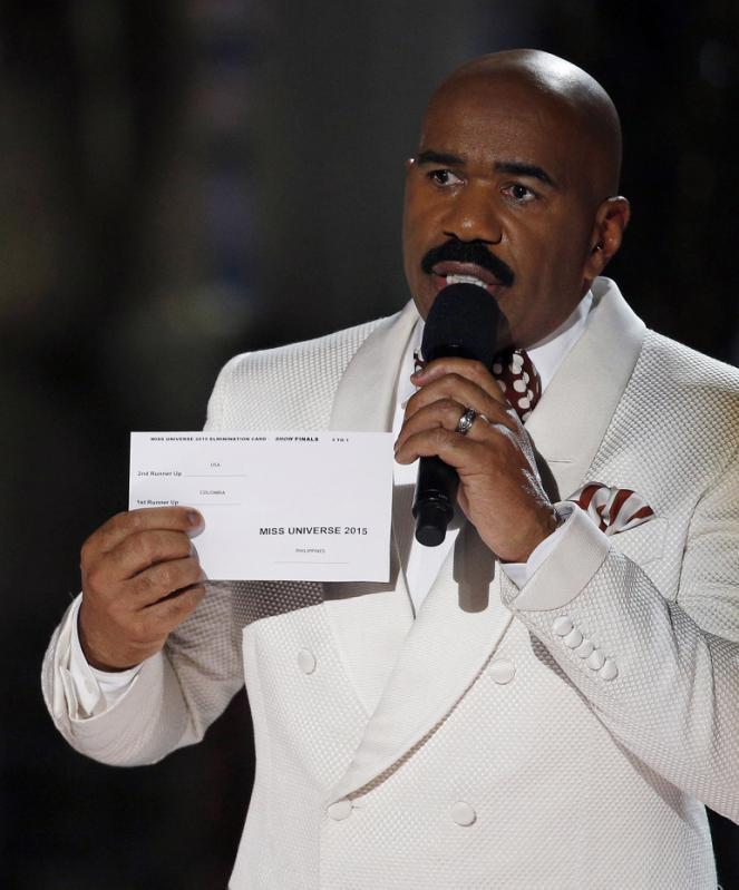 Steve Harvey holds up the card showing the winners after he incorrectly announced Miss Colombia Ariadna Gutierrez as the winner at the Miss Universe pageant