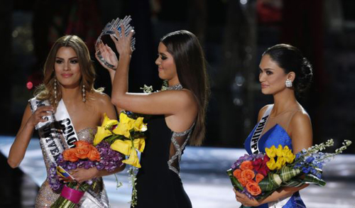 Former Miss Universe Paulina Vega removes the crown from Colombias Ariadna Gutierrez before giving it to the Philippines Pia Alonzo Wurtzbach at the pageant in Las Vegas Nev. on Dec. 20 2015. /AP