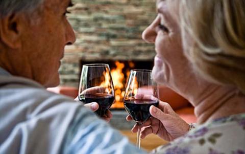 Early Alzheimer’s Patients have reason to raise a toast Few drinks a day associated with reduced risk of death