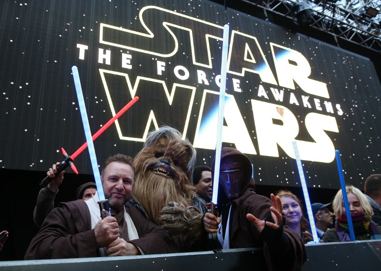 Fans dressed up as Star Wars characters pose ahead of the European premiere of 'The Force Awakens&#039 in central London