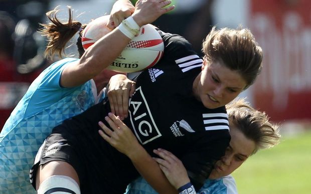 New Zealand's Michaela Blyde is tackled by two Russian opponents