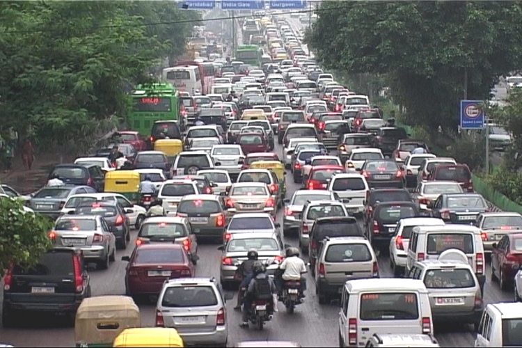 Delhi to restrict vehicles on roads to beat pollution