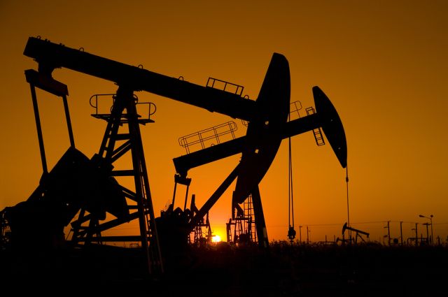 Oil prices edge up amid ongoing commodity downturn