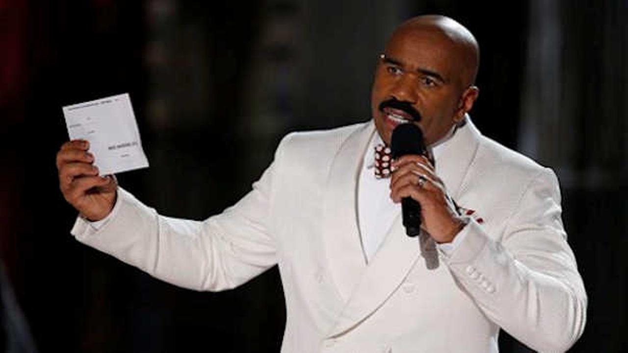 Steve Harvey holds up the card showing the winners after he incorrectly announced Miss Colombia Ariadna Gutierrez at the winner